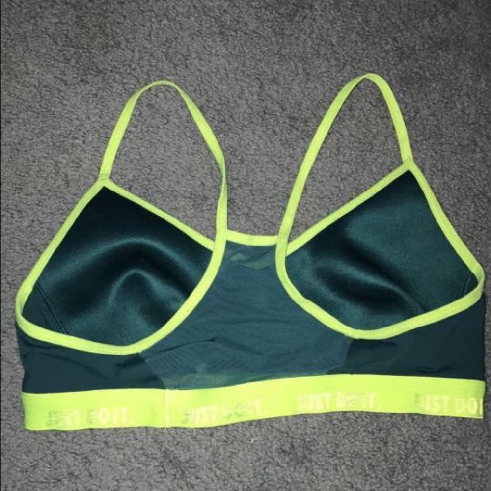 🚫SOLD 💪NIKE Sports Bra Size Medium — LIKE NEW - Picture 2 of 2