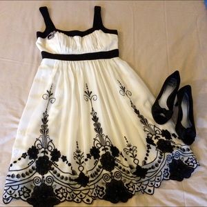 NWOT! Beautiful Flirty Dress Off White/Black S/M
