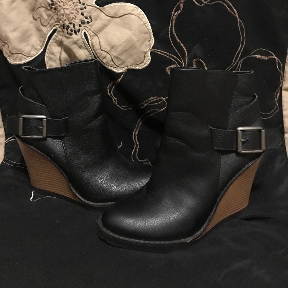 Adorable wedge ankle boots-GUC