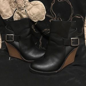 Adorable wedge ankle boots-GUC