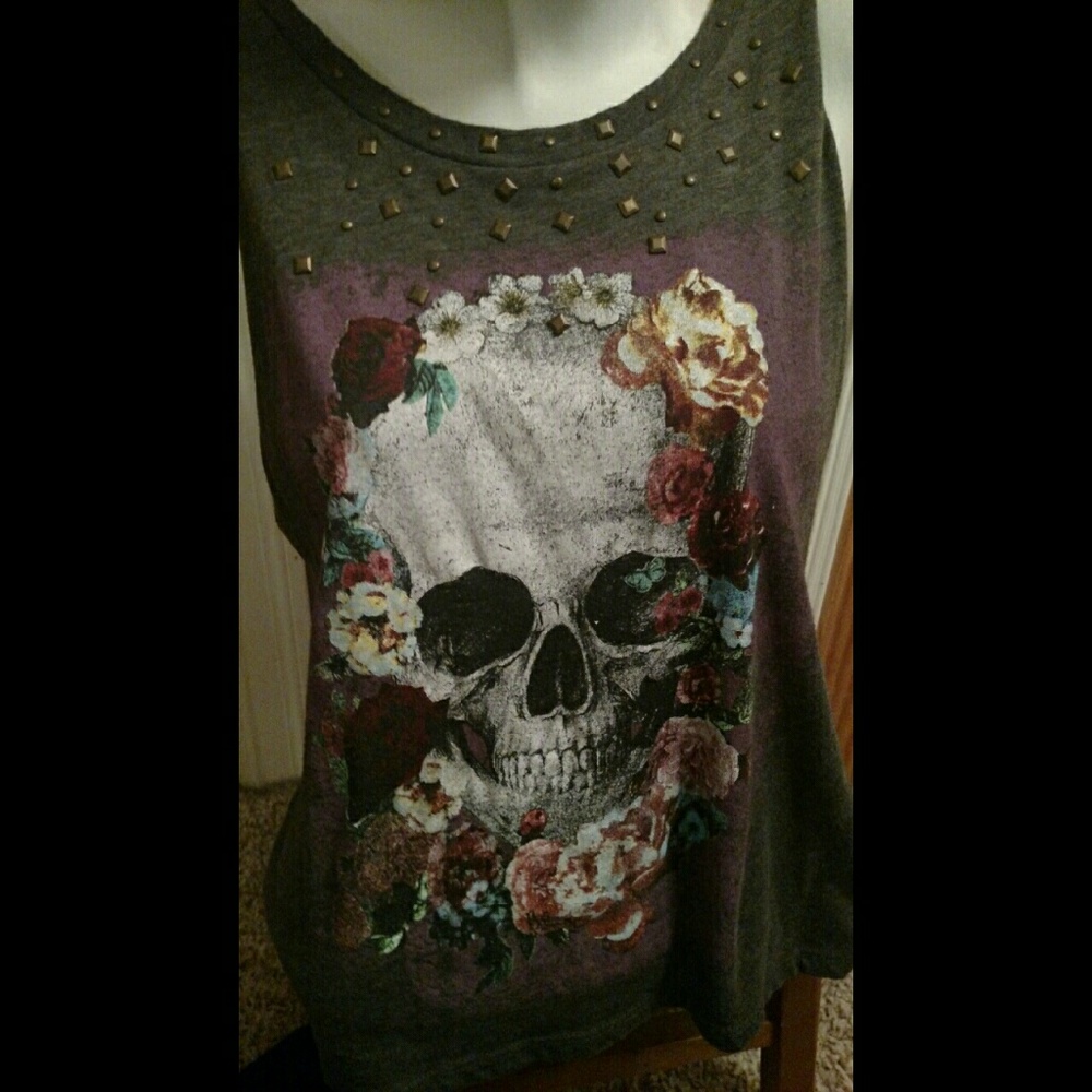 Gray lightweight muscle tee w/skull and studs