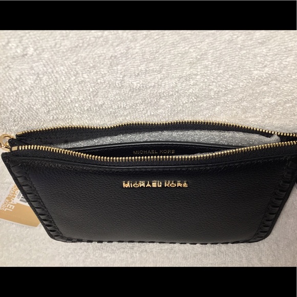NWT- MKORS- LAURYN ACORN WRISTLET LEATHER BLACK.