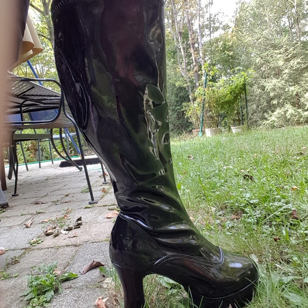 Black heeled retro boots. Offers welcome