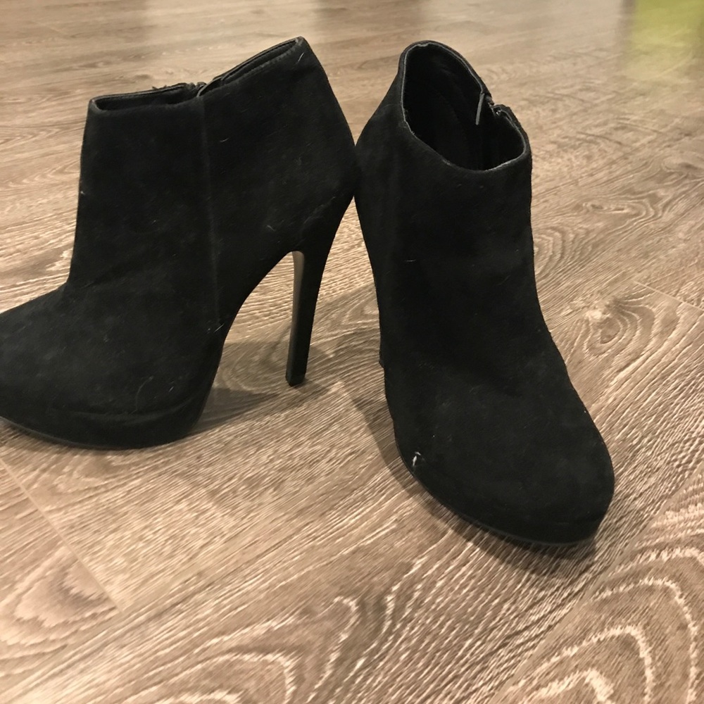 Aldo black suede heel booties like new