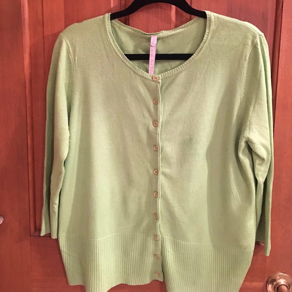 Women’s 3/4 sleeve cardigan.