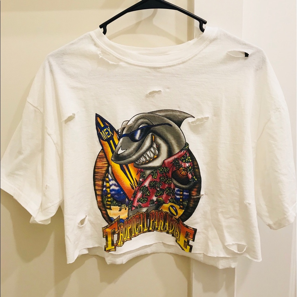 Cropped, distressed Tshirt!