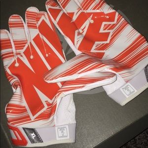 NIKE FOOTBALL GLOVES