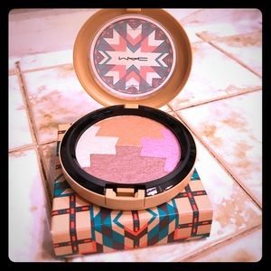 Mac Vibe Tribe Gleamtones powder