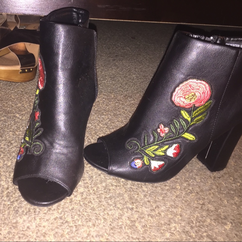 Black Peep toe ankle booties with embroidery