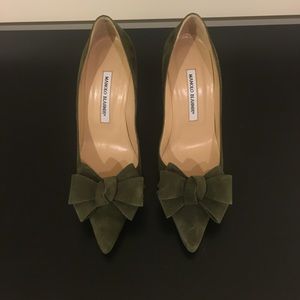 Never Worn!  Manolo Blahnik Green Suede Bow Pump