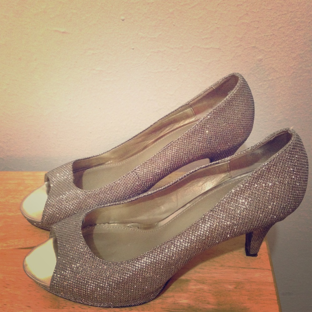 Bandolino gold sparkly heels
