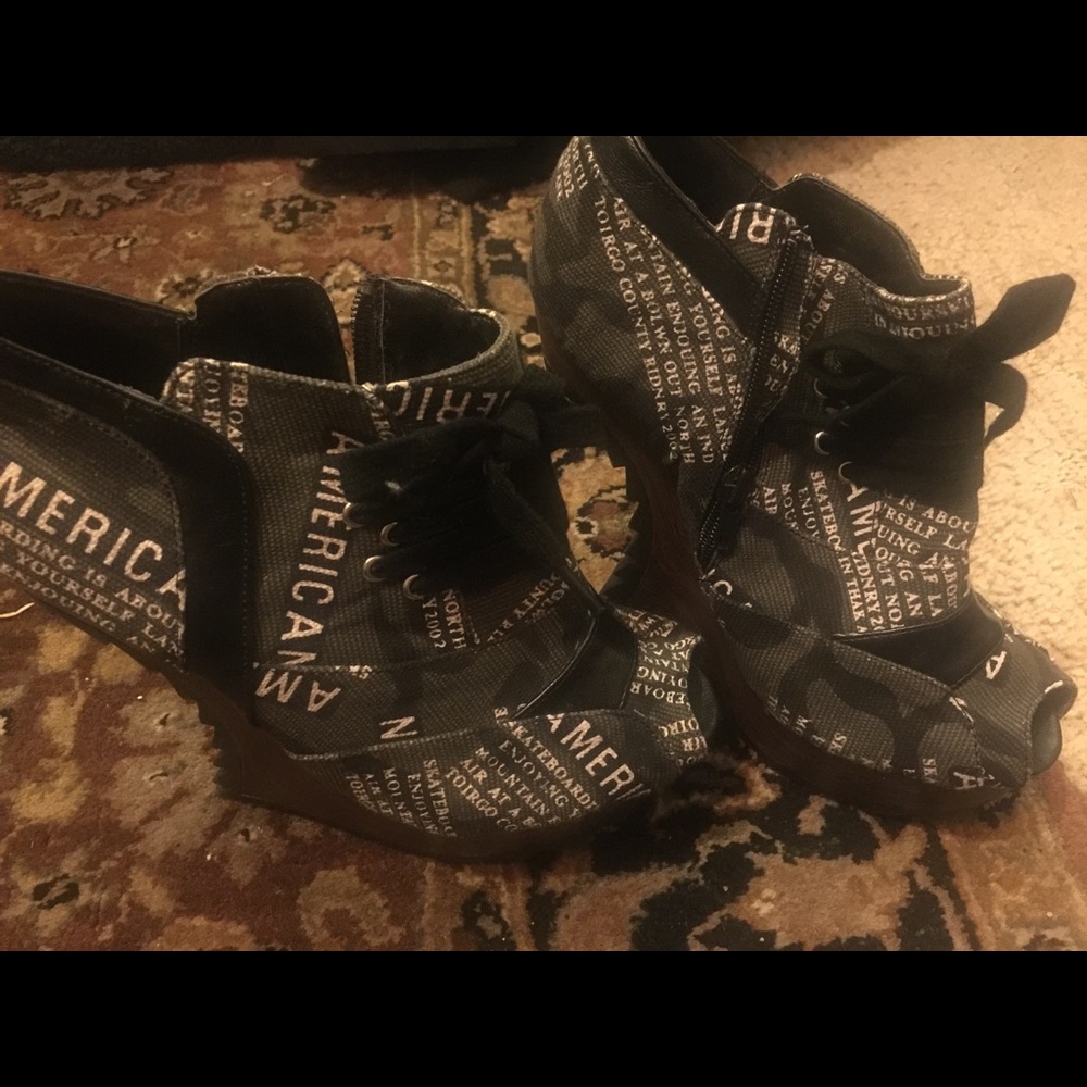 Liliana size 9 peep toe wedge