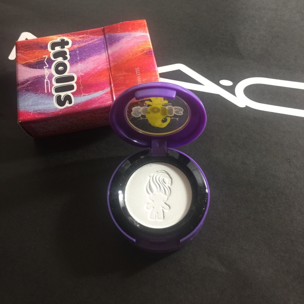 MAC TROLLS EYESHADOW IN SILLY VANILLY  (NEW)