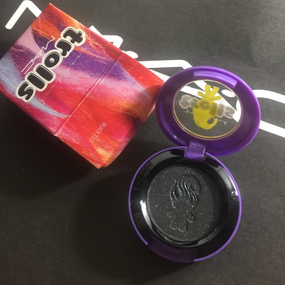 MAC TROLLS BLACK TIED EYESHADOW