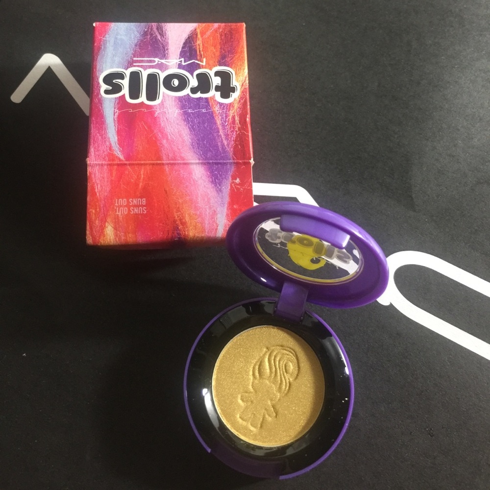 MAC TROLLS SUNS OUT BUNS OUT EYESHADOW