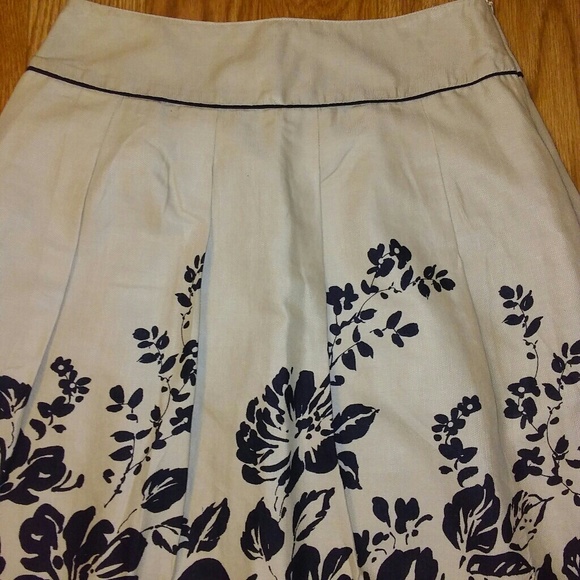 Beautiful Floral Mid Length Skirt. - Picture 2 of 2