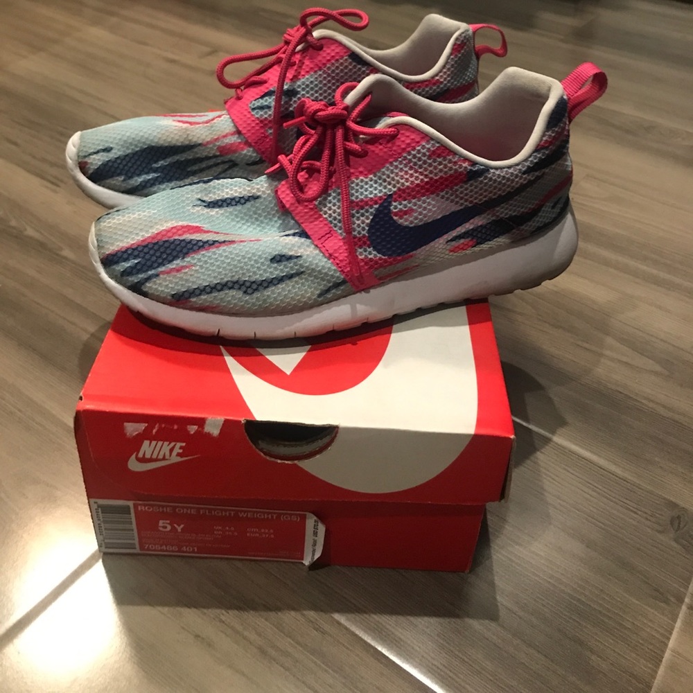 Nike Roshe One Flight Weight (GS) size 5Y