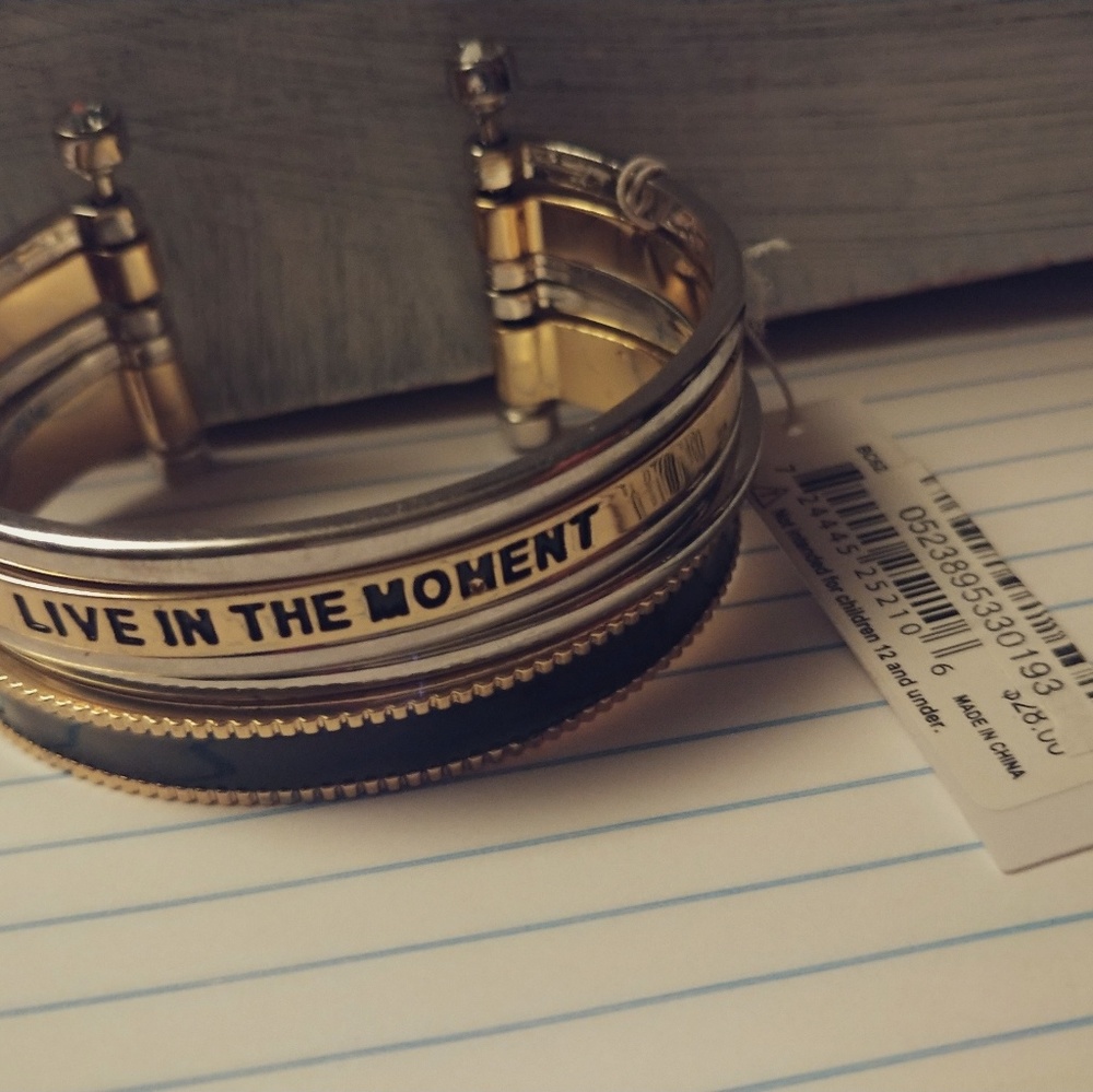 NWT "live in the moment" Bracelet