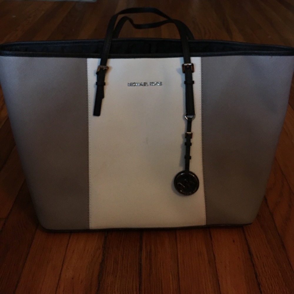 Lightly used Michael Kors bag!!