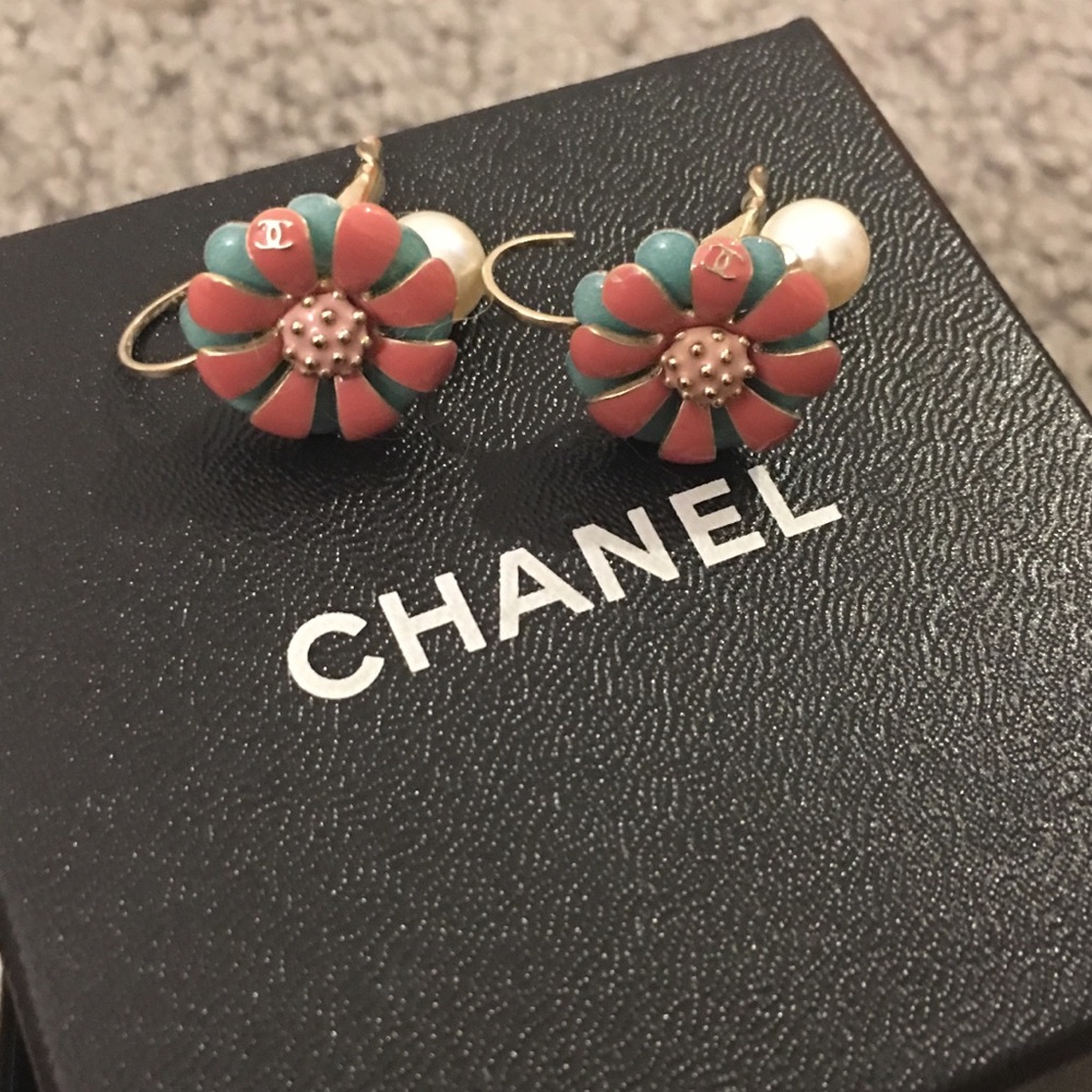 🎈RESERVE 🎈Chanel Earrings (2017)