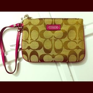 💛 BRAND NEW : coach wristlet 💛