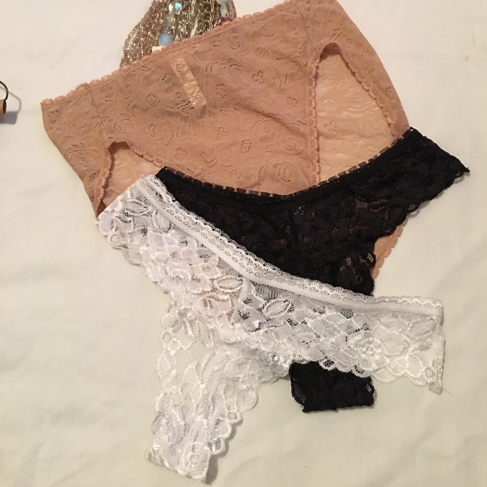 Beautiful bundle ❤️beige Soma’s +2thongs blk/white