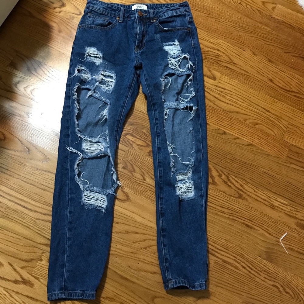 Boyfriend jeans ripped/fringe