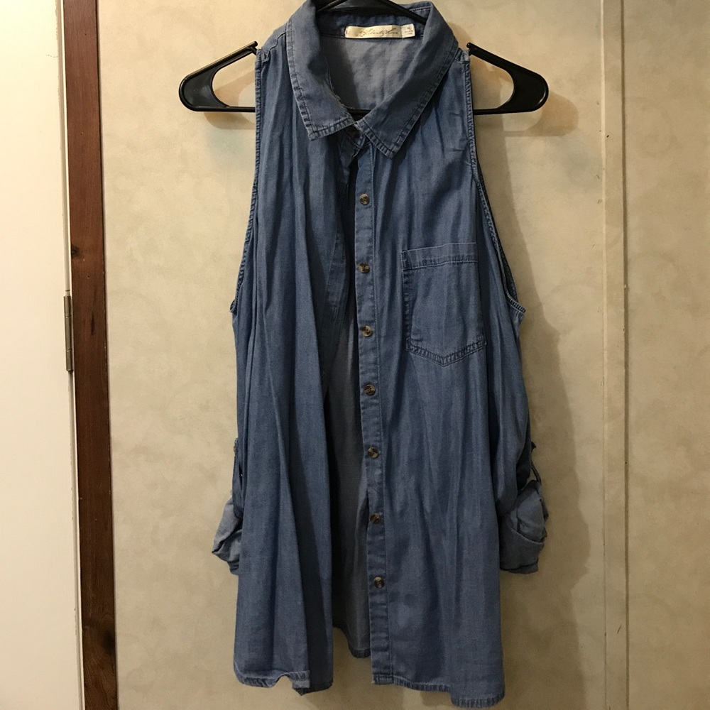 Button down shirt with shoulder Peekaboo