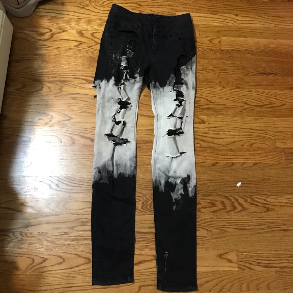 Trendy high waisted jeans