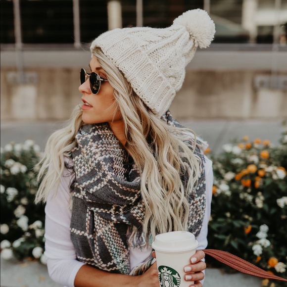 Ivory hat - Picture 2 of 2