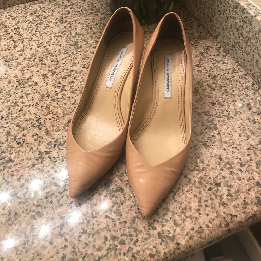 Super cute Diane von furstenberg nude wedge