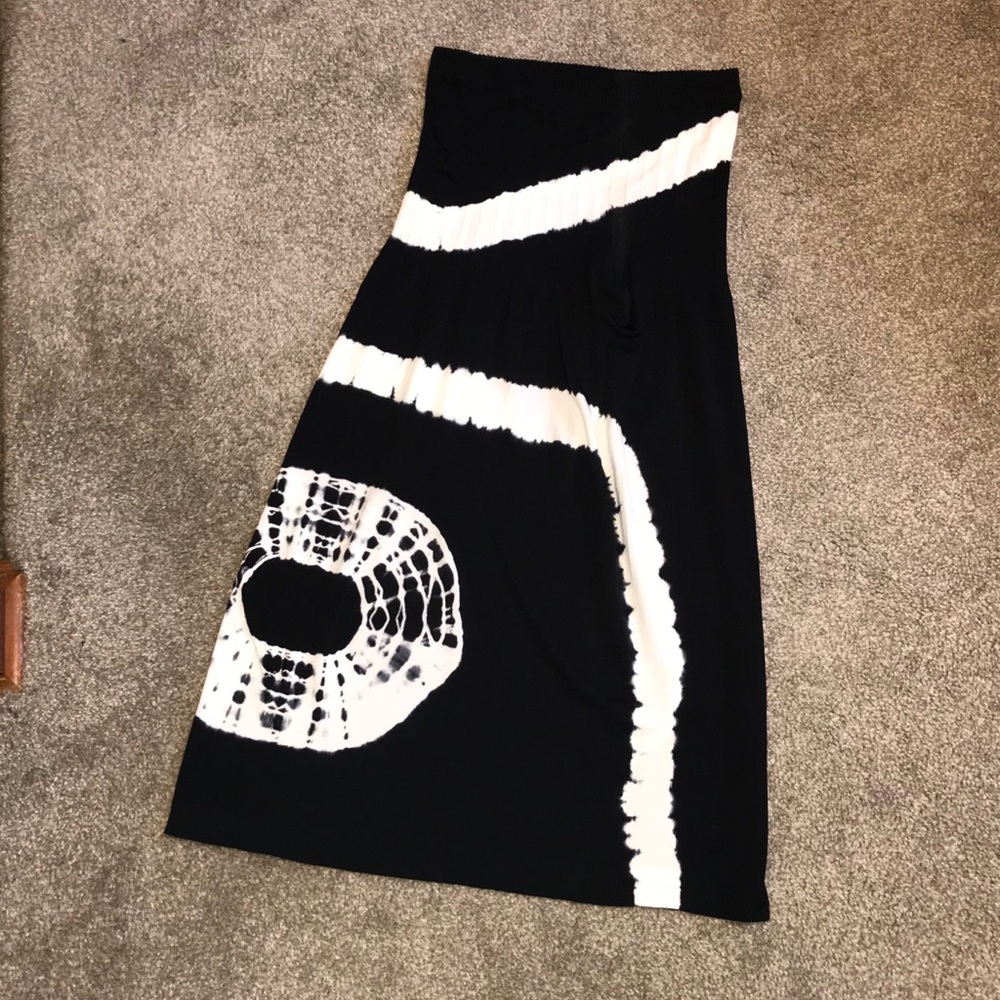 Stretchy black and white design bathing suit cover