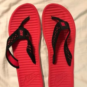 Men’s Nike Celso motion flip flops.