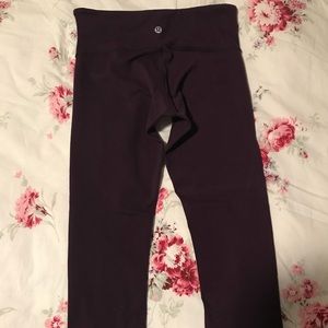 Lululemon Wunder Under 3 cropped leggings.