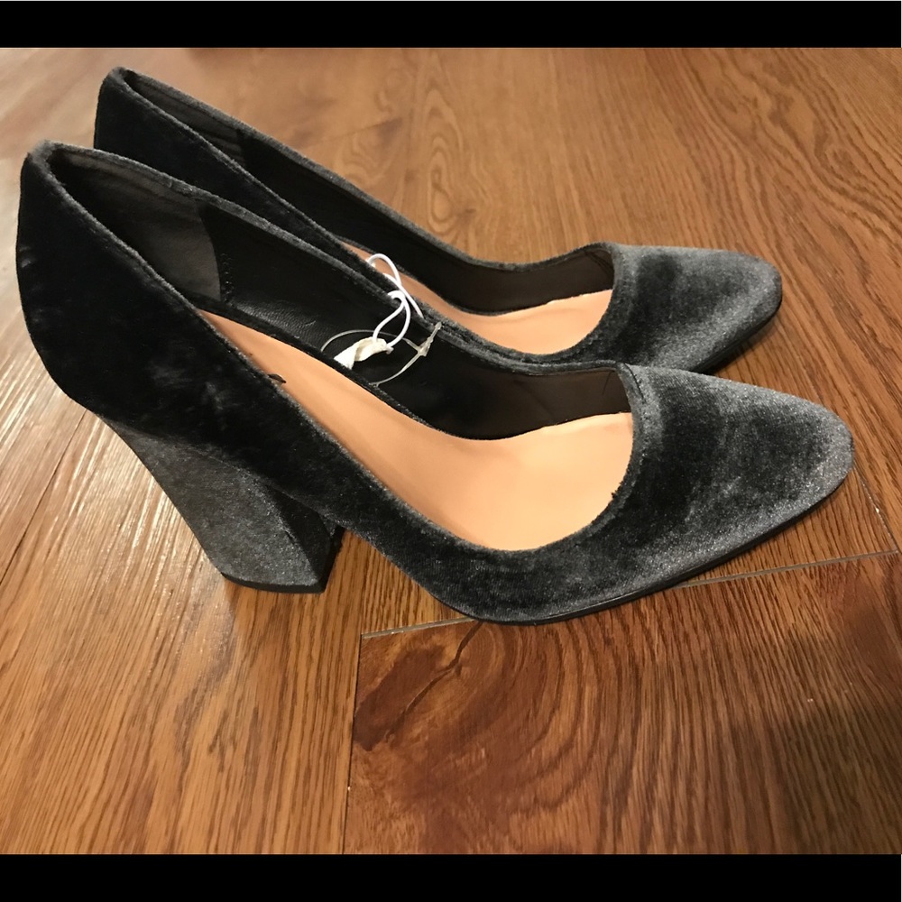 NWOT MOSSIMO Grey Velvet Heels Size 6