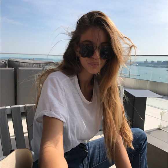 Meet your Posher, Lara - Picture 1 of 1