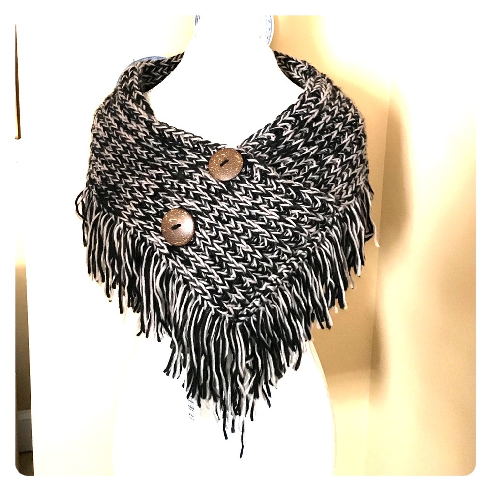 Scarf/shawl with a button front