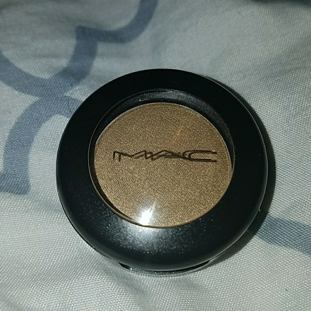 Mac eyeshadow in shade sample sized