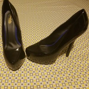 Black patent stiletto