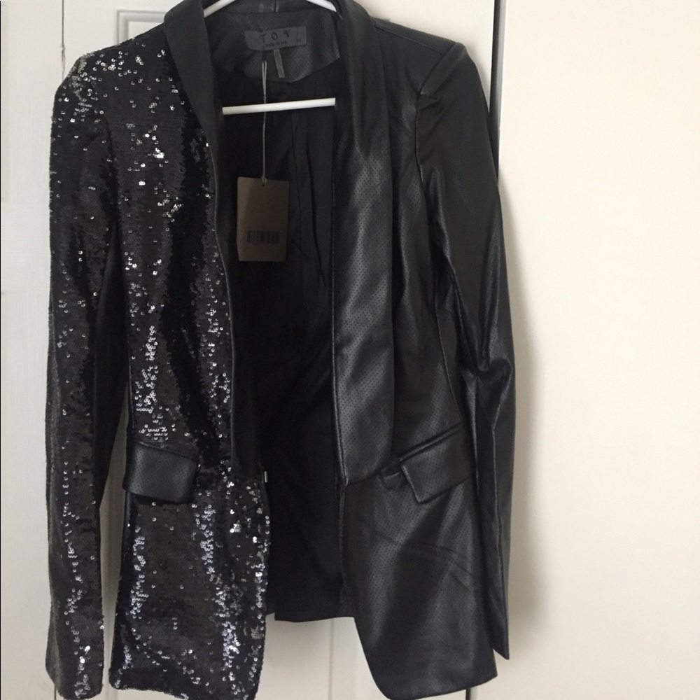 Sequence sleeve, perforated quality faux leather