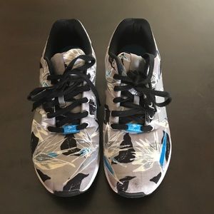 Men’s Adidas Torsion tennis shoes