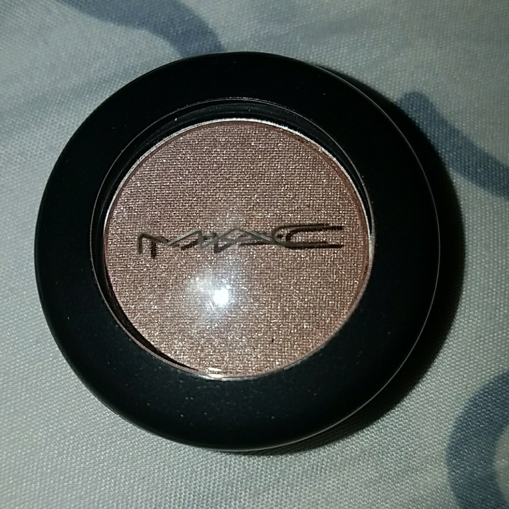 Mac eyeshadow in shade Give me Fire