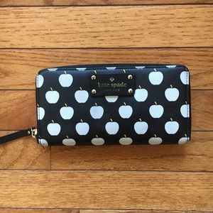 Kate Spade ♠️Black and White Apple 🍎 wallet!