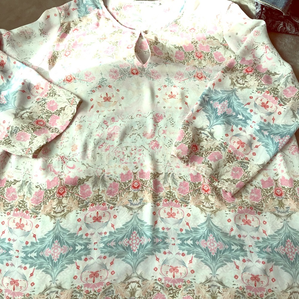 Violet + Claire flowy floral blouse