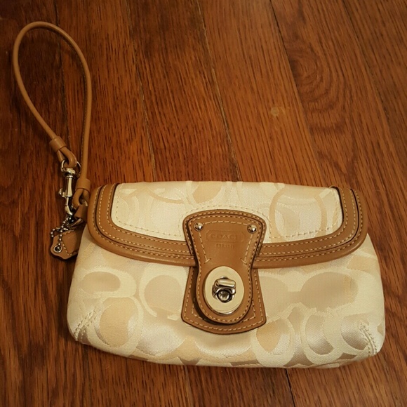 Coach clutch/wristlet - Picture 2 of 8