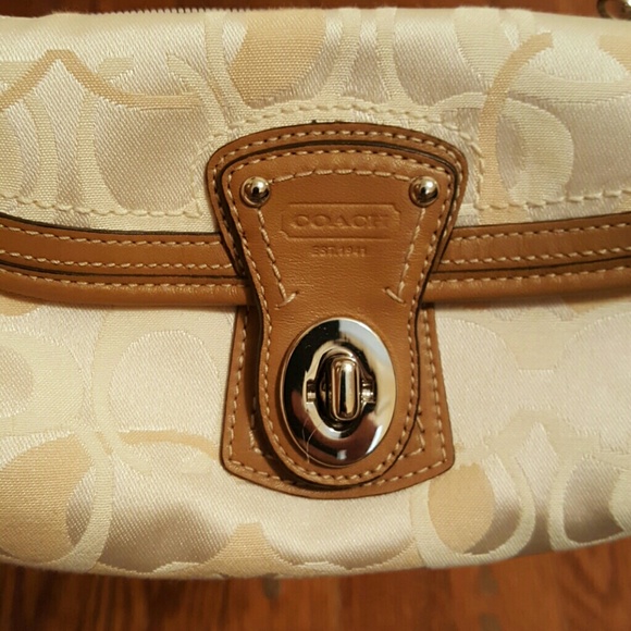 Coach clutch/wristlet - Picture 3 of 8