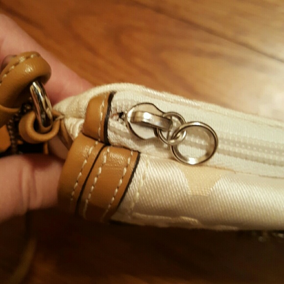 Coach clutch/wristlet - Picture 7 of 8