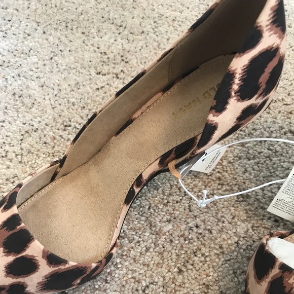 Shoes - Picture 7 of 8