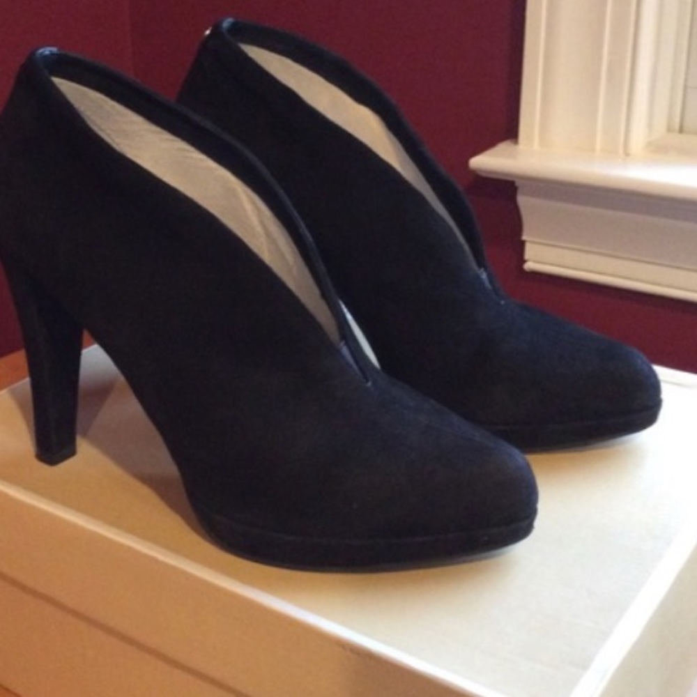 Gorgeous Michael kors suede booties. Worn 1 x