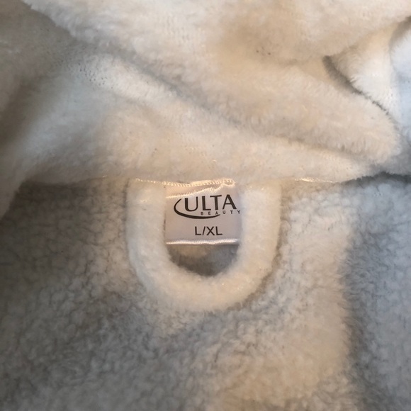 Ulta white robe - Picture 2 of 2